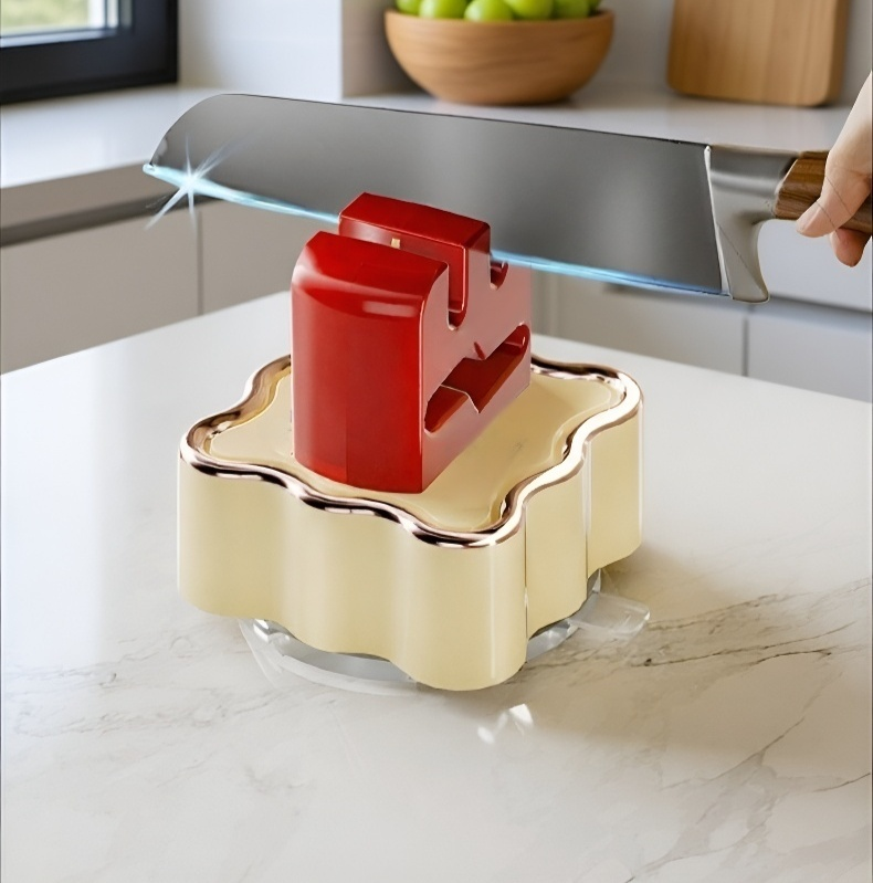 샤프너로 칼을 연마하는 모습