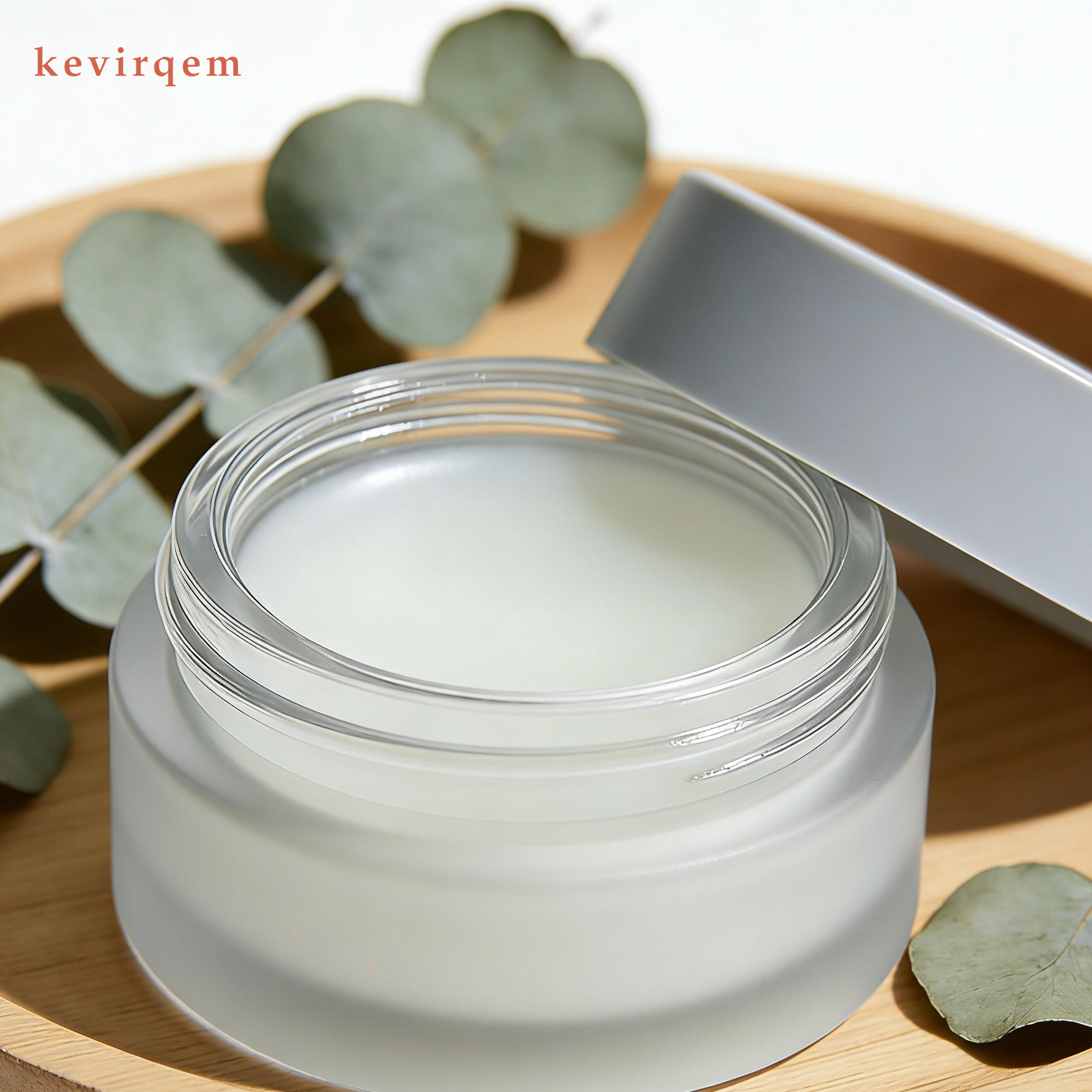 연회색 뚜껑의 불투명 유리병 립 마스크