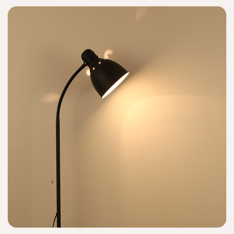 Stehlampe aus Metall mit Glühbirne
