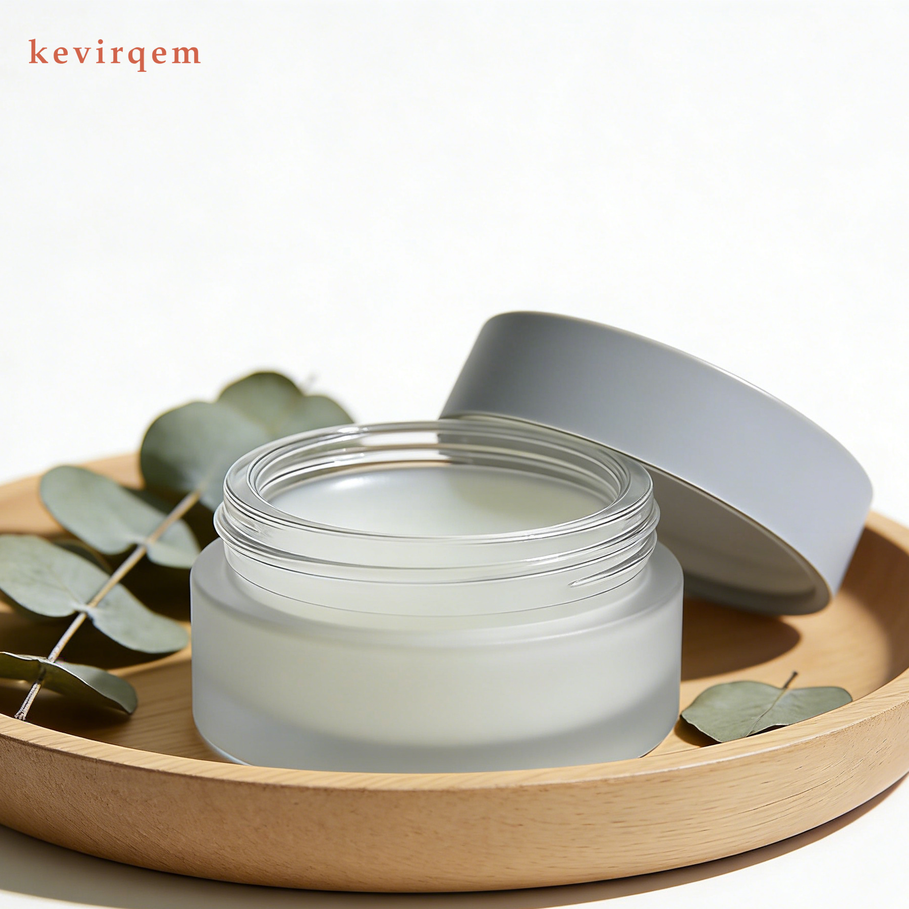 연회색 뚜껑의 불투명 유리병 립 마스크