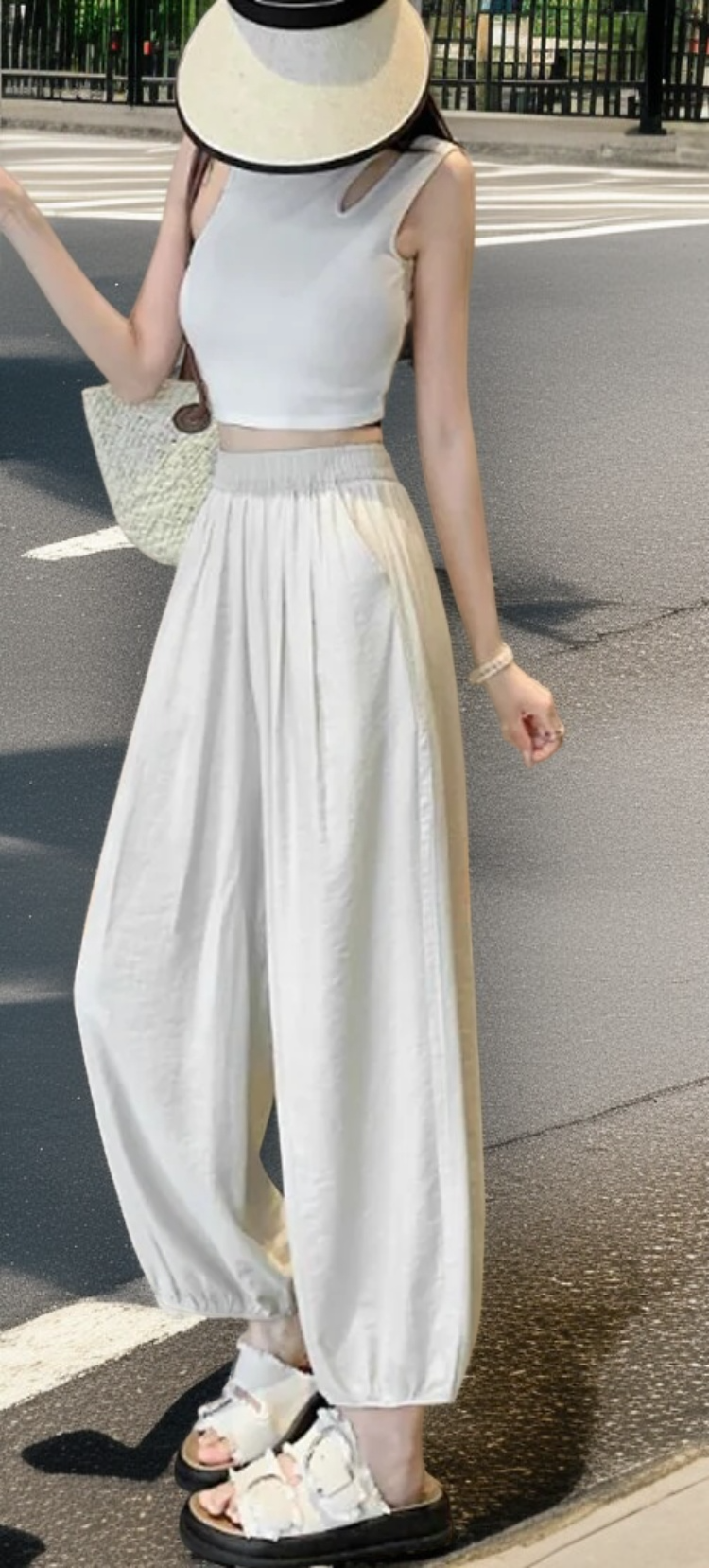 여성 얇은 배기 팬츠 데일리룩 연출