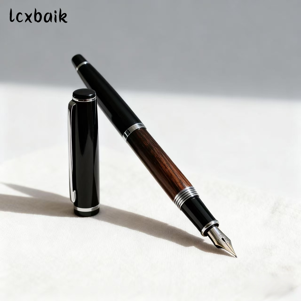 성인들은 만년필로 글쓰기 연습을 합니다.