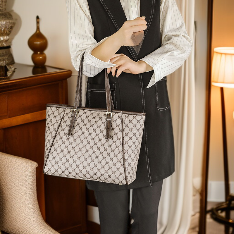 حقيبة يد نسائية خفيفة وعملية بحجم كبير