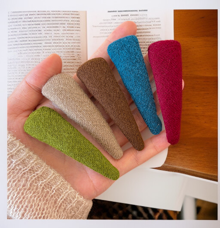 頭の横にヘアクリップ