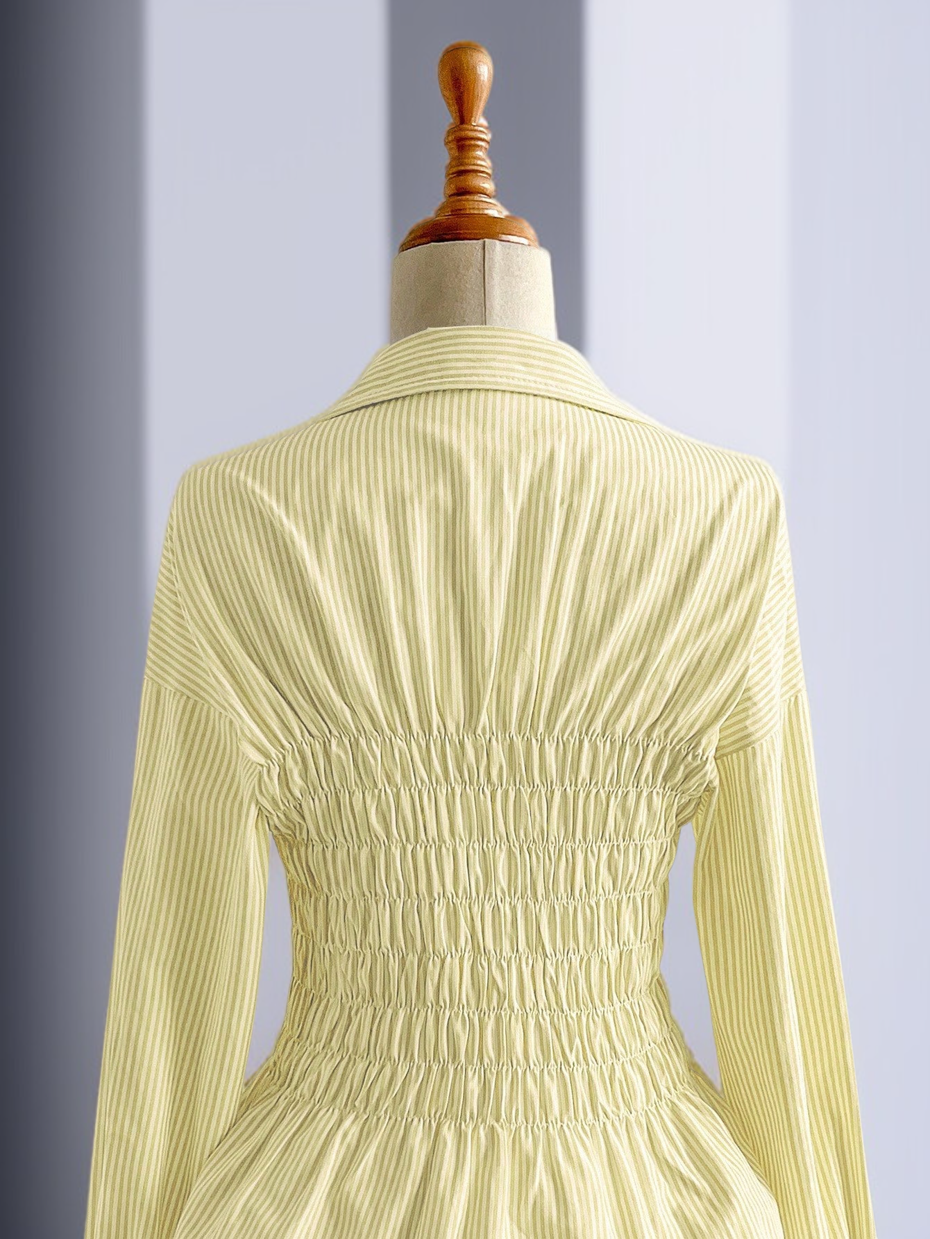 사랑스러운 분위기의 스트라이프 셔츠 스타일링