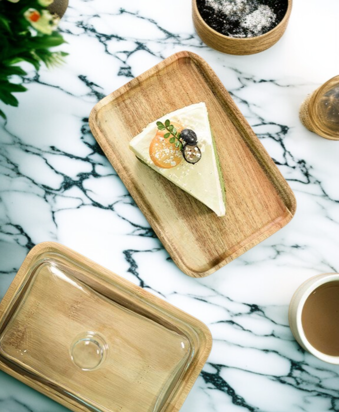 파티 테이블에 놓인 목재 다과판과 유리 커버