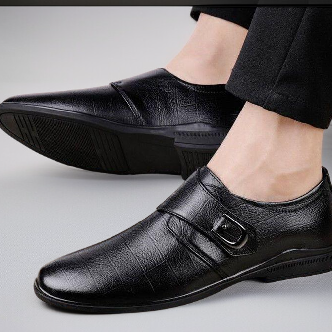 정장에 어울리는 남성용 여름 가죽 신발 착용샷