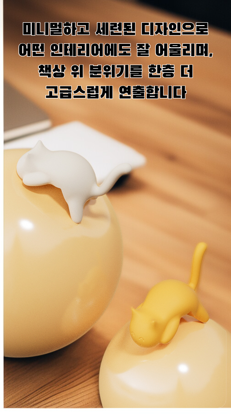 가방을 책상 후크에 걸어 깔끔하게 정리한 이미지