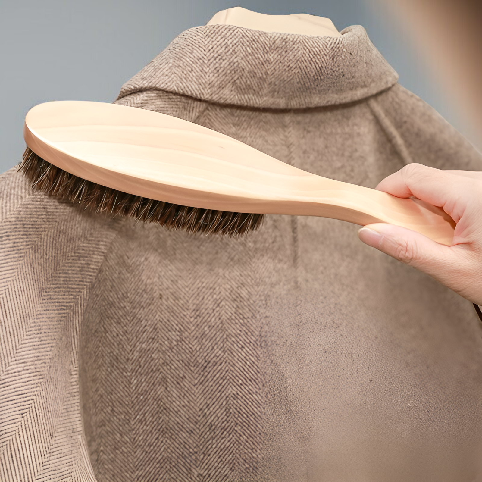 細かなホコリを除去する毛ケアブラシ