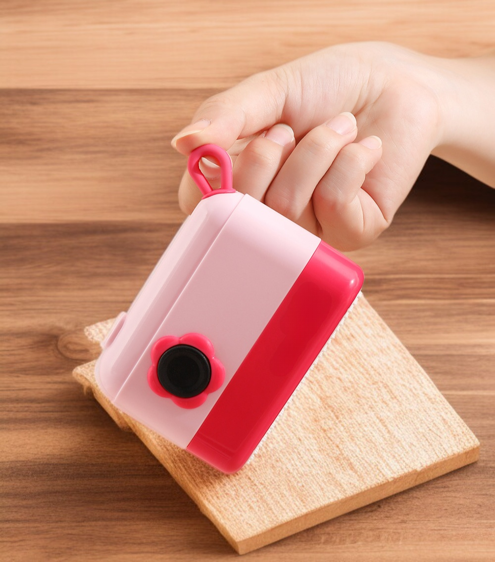 コンパクトで持ち運びやすいカメラクリーナー