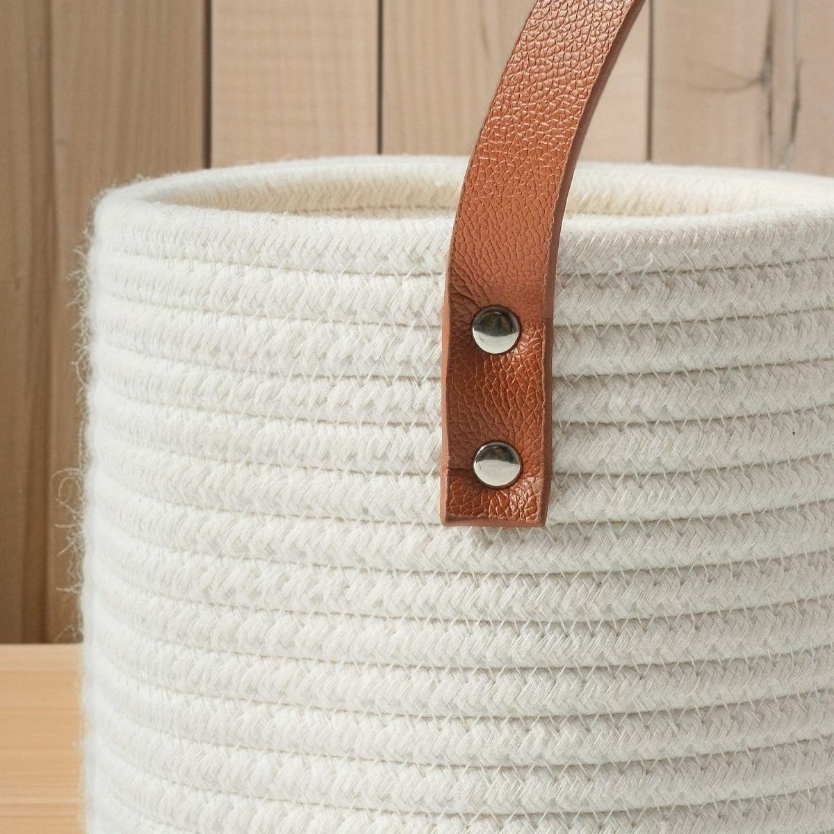 持ち手付きで持ち運びやすい収納バスケット