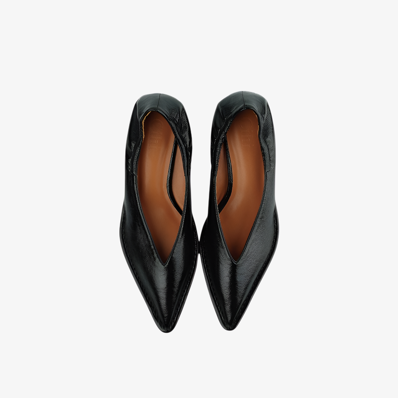 プロフェッショナル向けキャットヒールシューズのスタイリング例