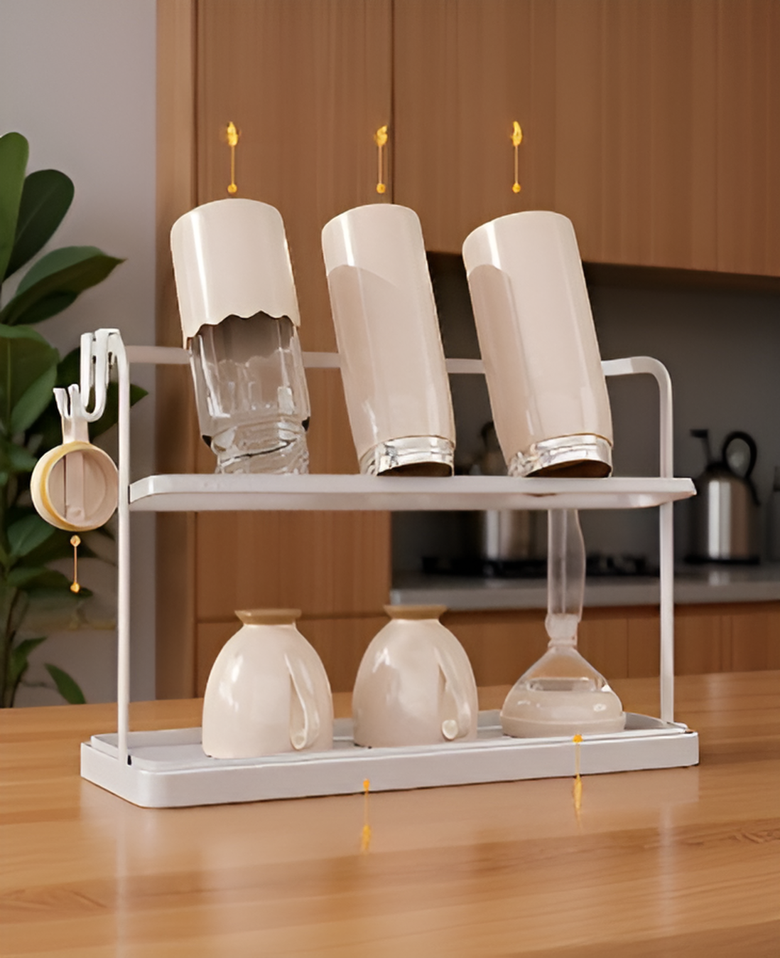 다양한 크기의 컵이 걸린 컵 랙의 디테일