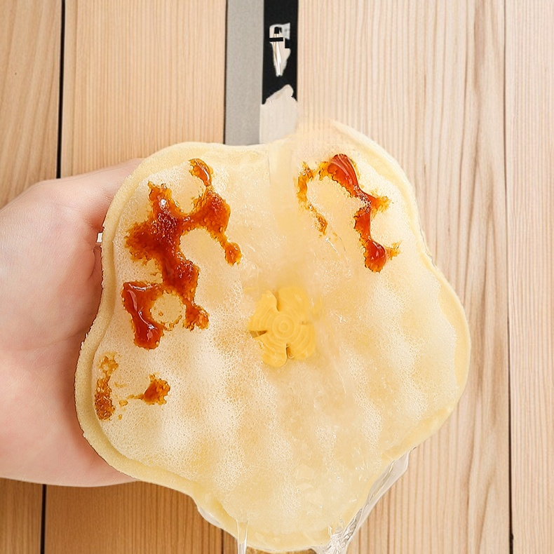 Esponja quitando suciedad de un plato