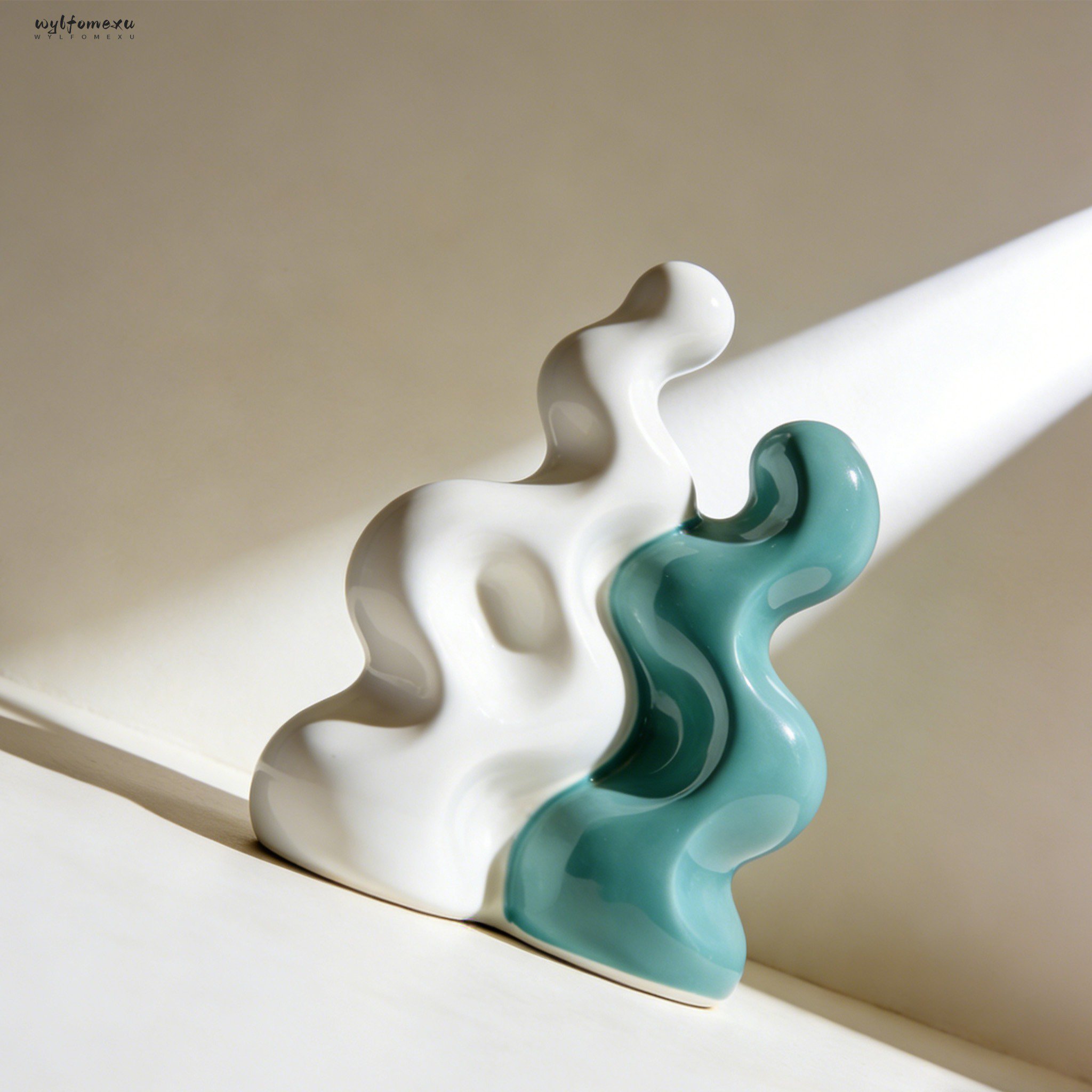 Elegancka biała waza ceramiczna na biurko