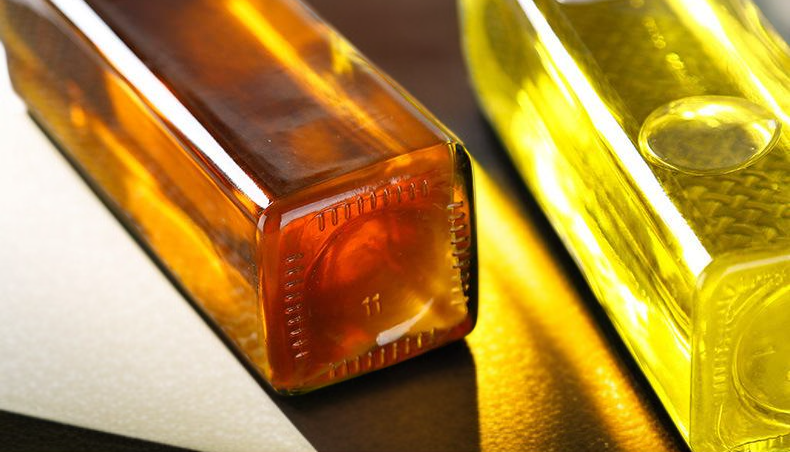 Kompakte Gewürzflaschen für platzsparende Aufbewahrung