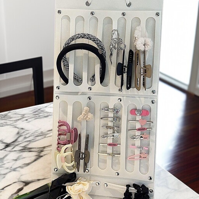 가방에 들어간 헤어 액세서리 주머니