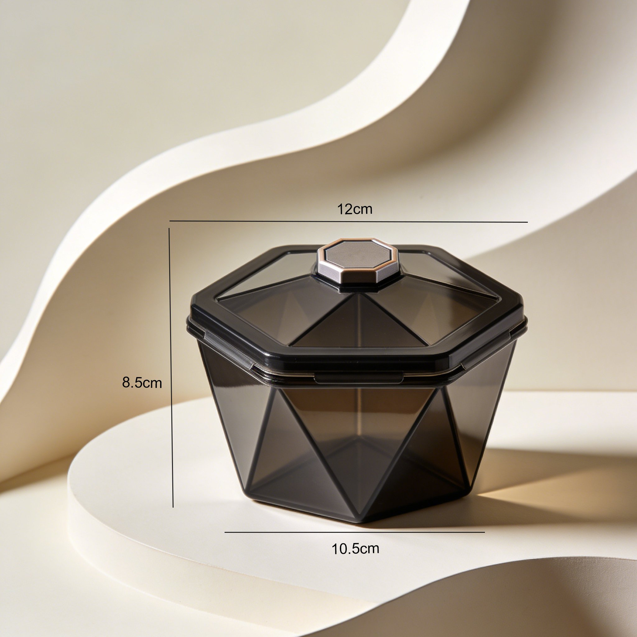 異なるサイズの密閉保存ケースを積み重ねた写真