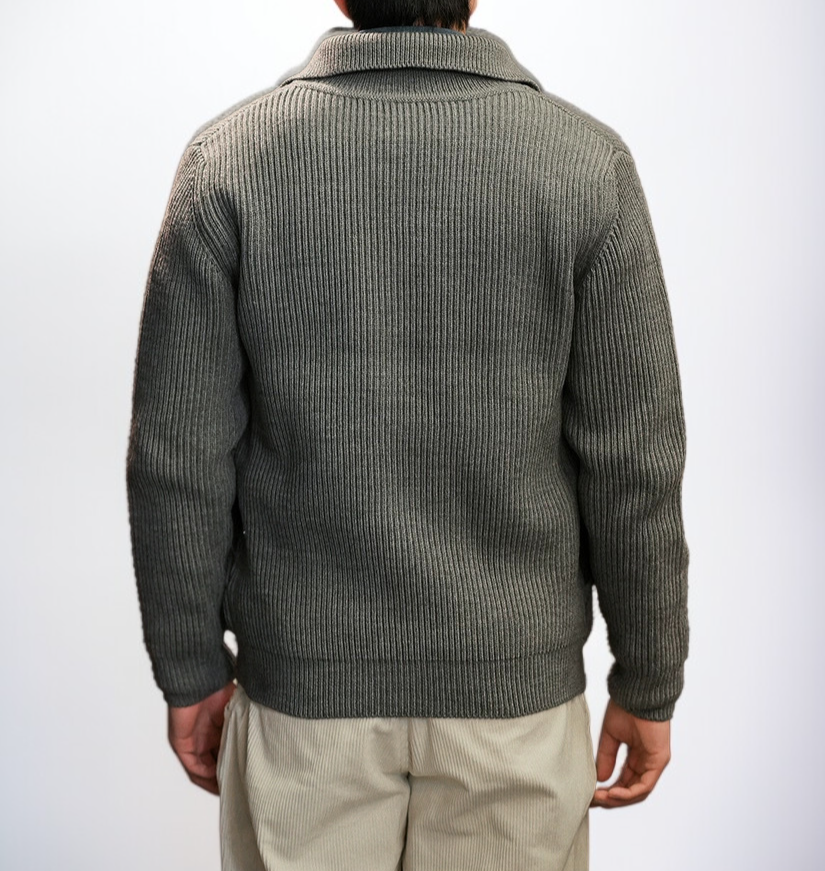 ダブルジップ仕様のストライプ柄カーディガン前面