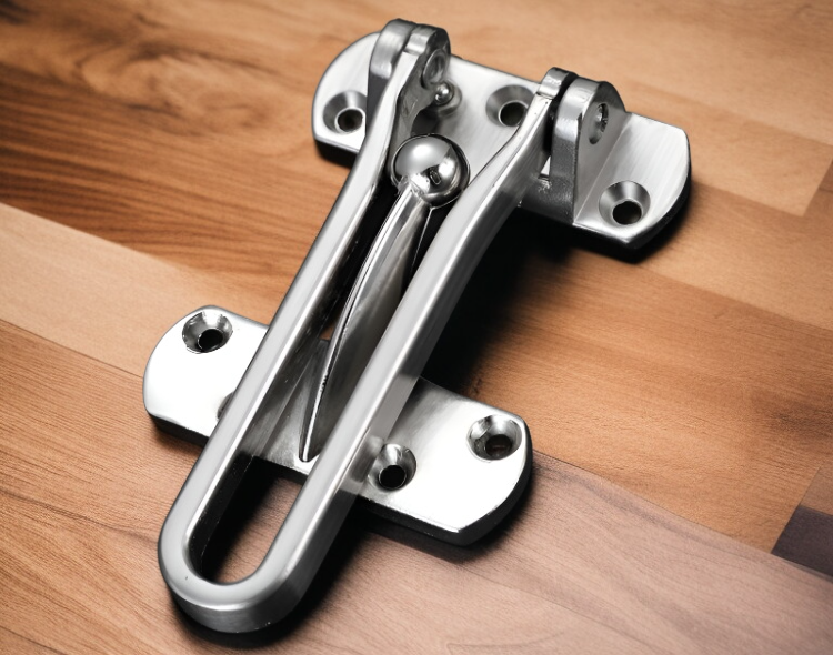 ホテルや民宿のドアに取り付けられた防犯ボルト