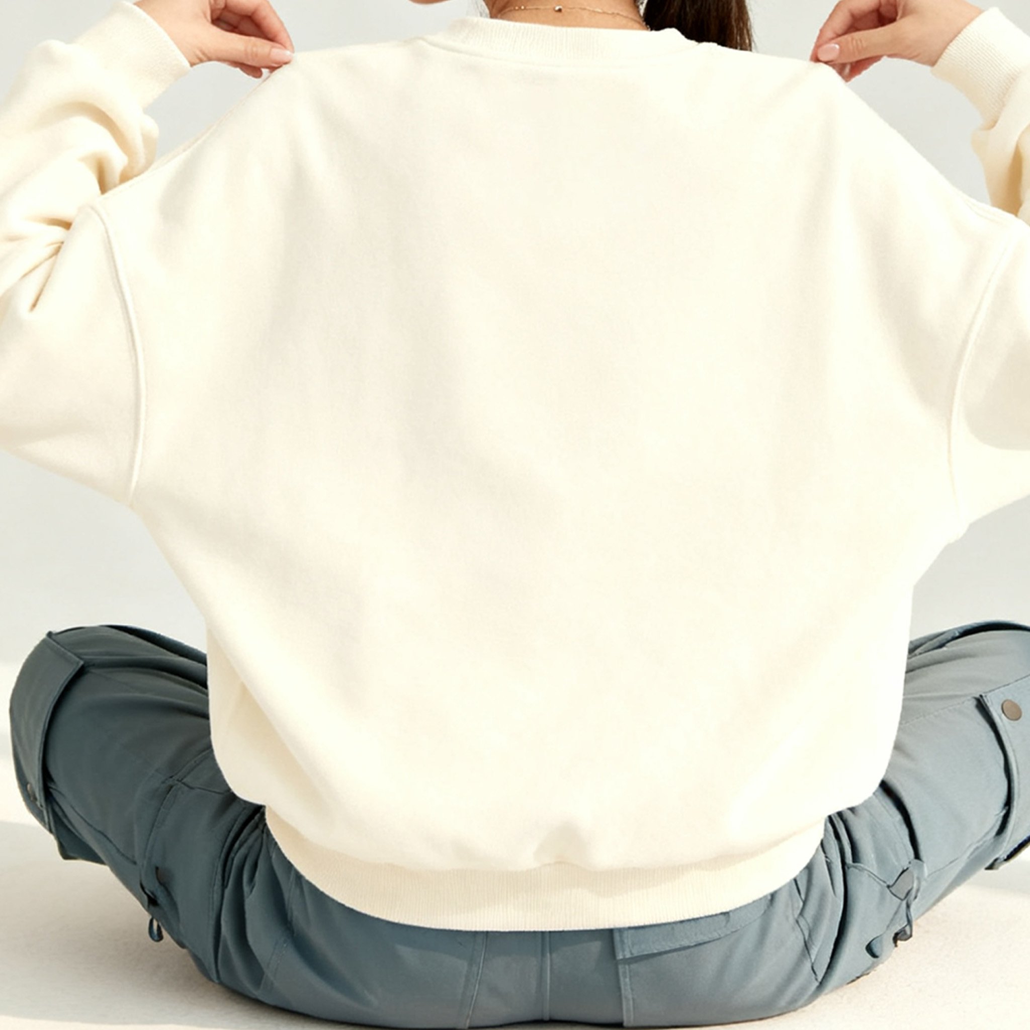 軽量保温仕様のウールパーカー着用イメージ
