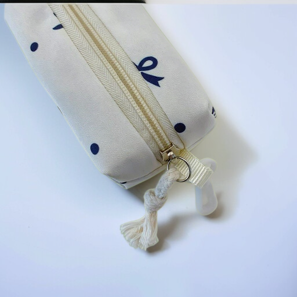 백팩 옆면 포켓 사용 예시