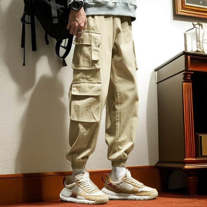 ドローストリング付き裾と複数のポケットを備えた、ゆったりとしたメンズカーゴパンツ