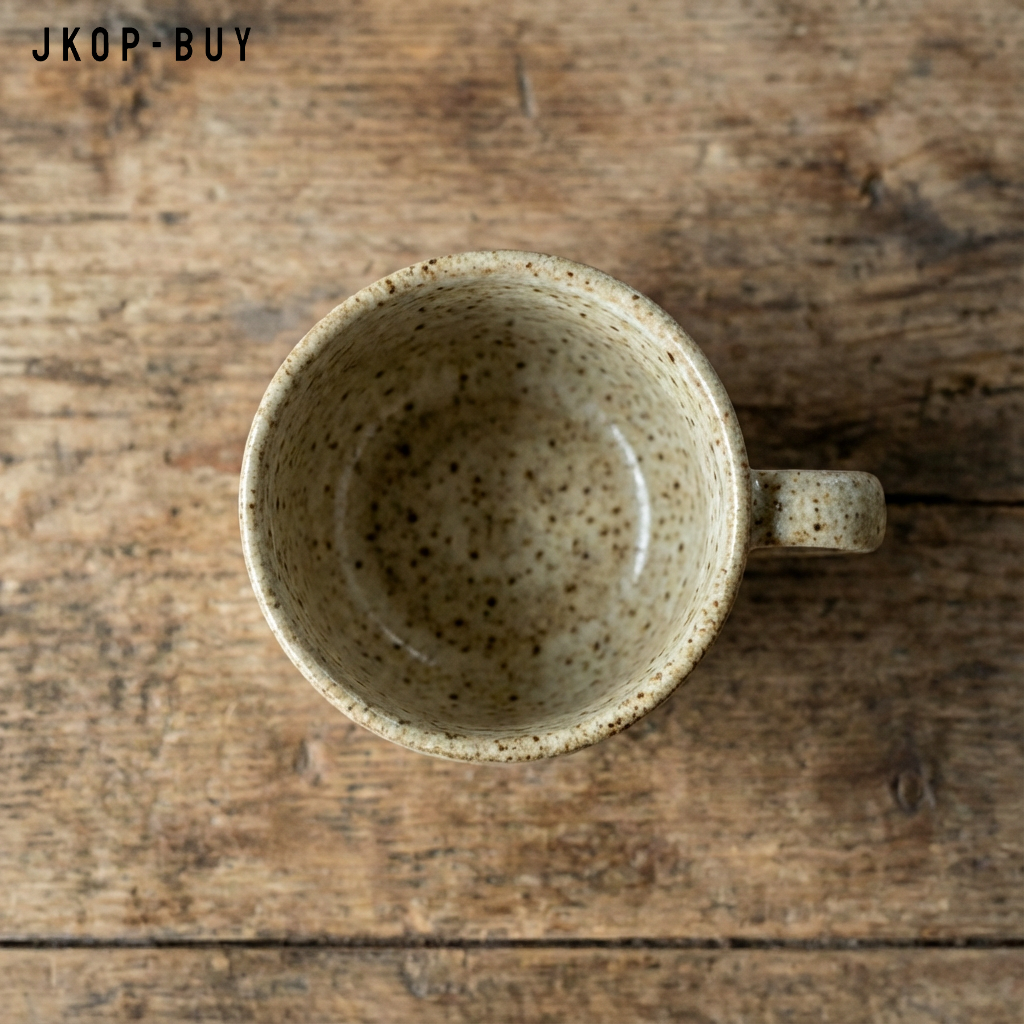 Tasse en céramique sur une table en bois