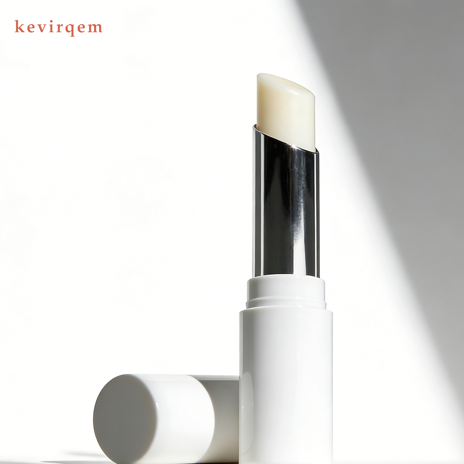 고급스러운 실버 튜브에 담긴 라이트 베이지 립스틱