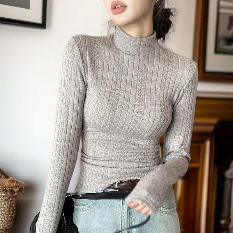 長袖のフィットセーター