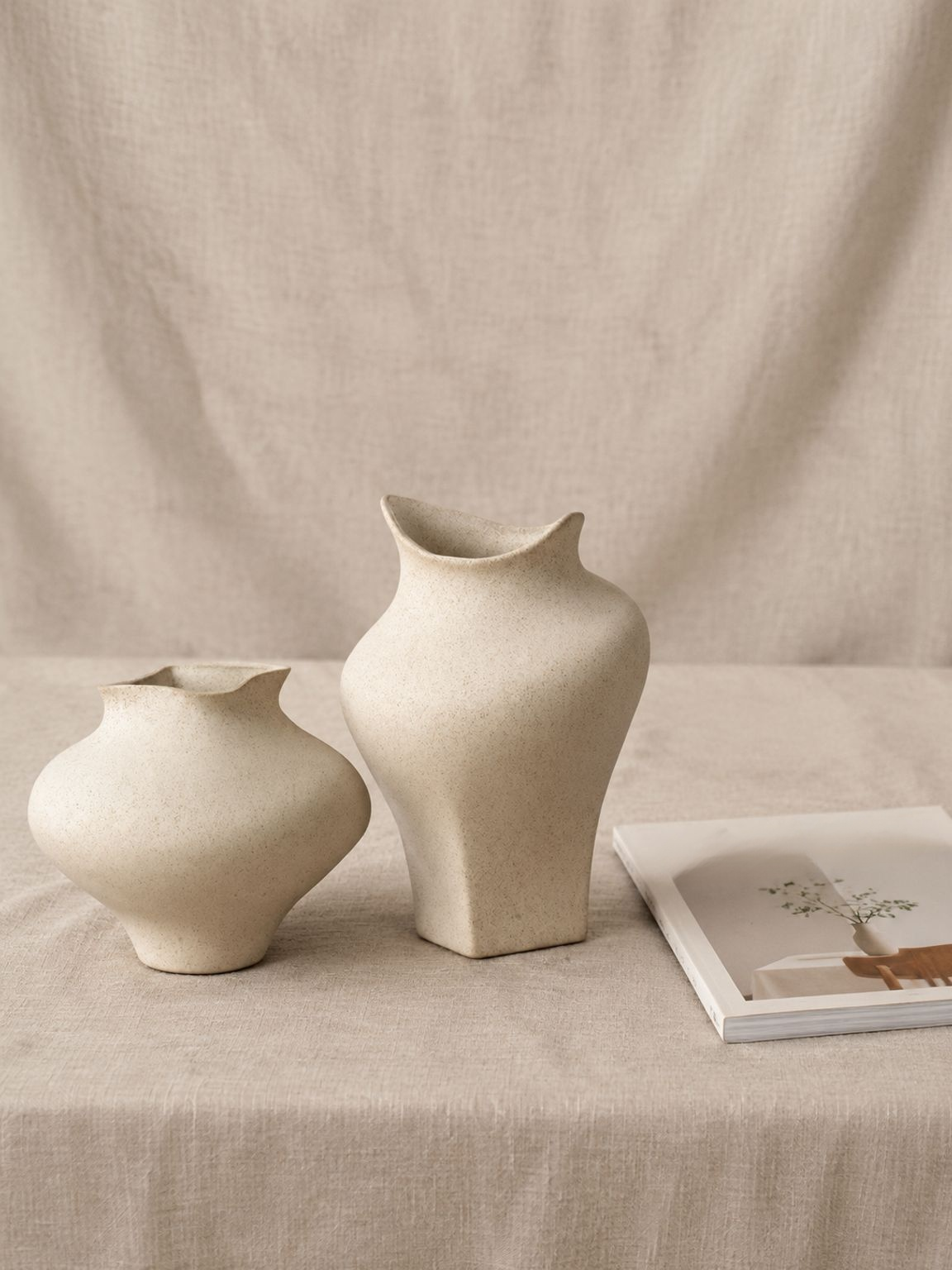 Combinaison moderne : objet design avec vase en céramique irrégulier Misu.