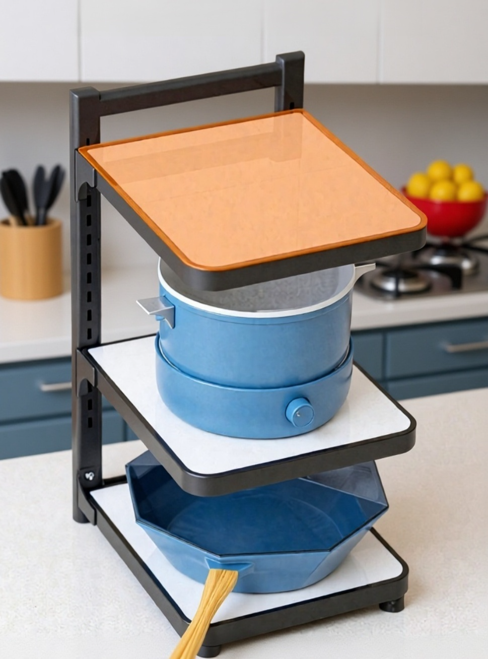 Detalle del estante para ollas con varias bandejas