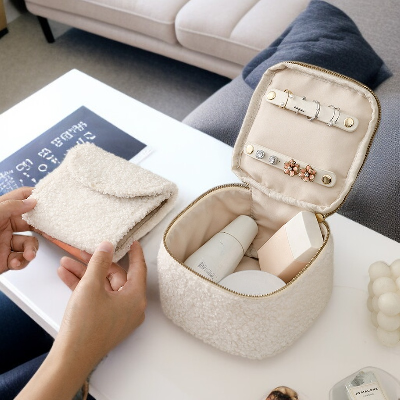 Español: Bolsa organizadora de joyas y maquillaje de terciopelo, portátil y elegante