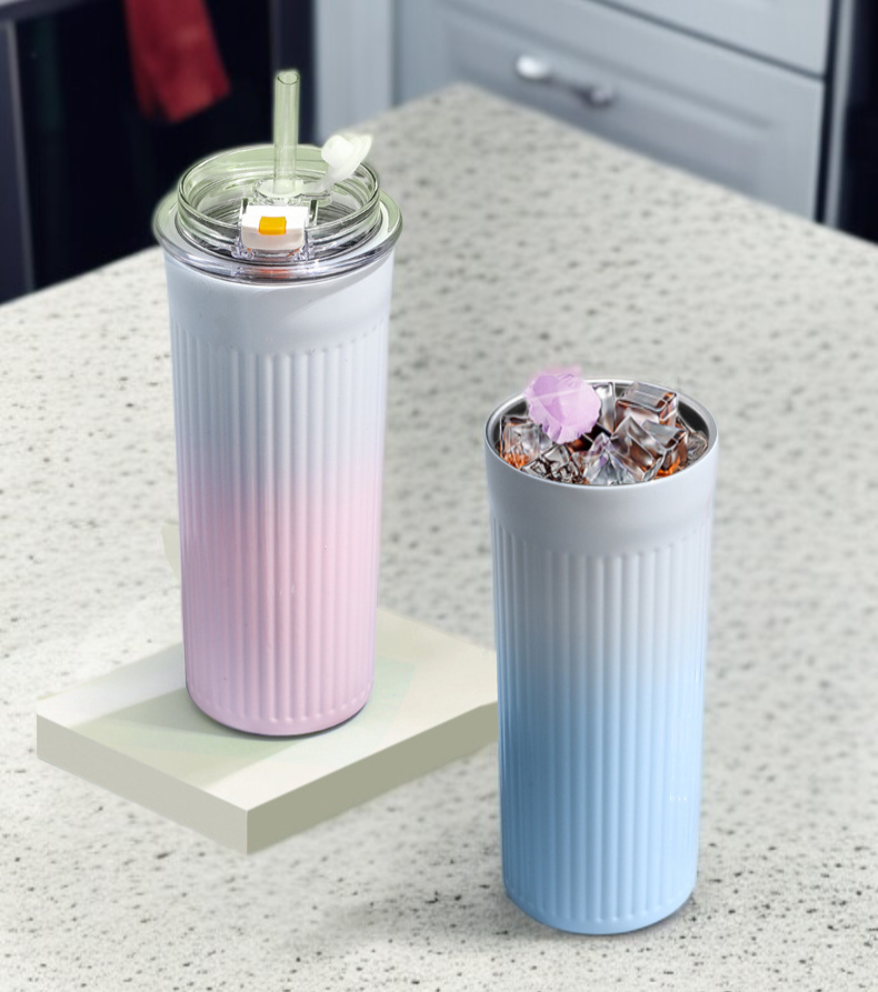 Taza de cerámica blanca en ambiente laboral