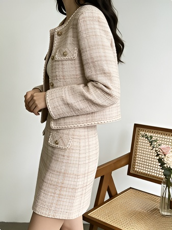 Zweiteiliges Set bestehend aus kurzer Jacke mit Rundhalsausschnitt und A-Linien-Rock