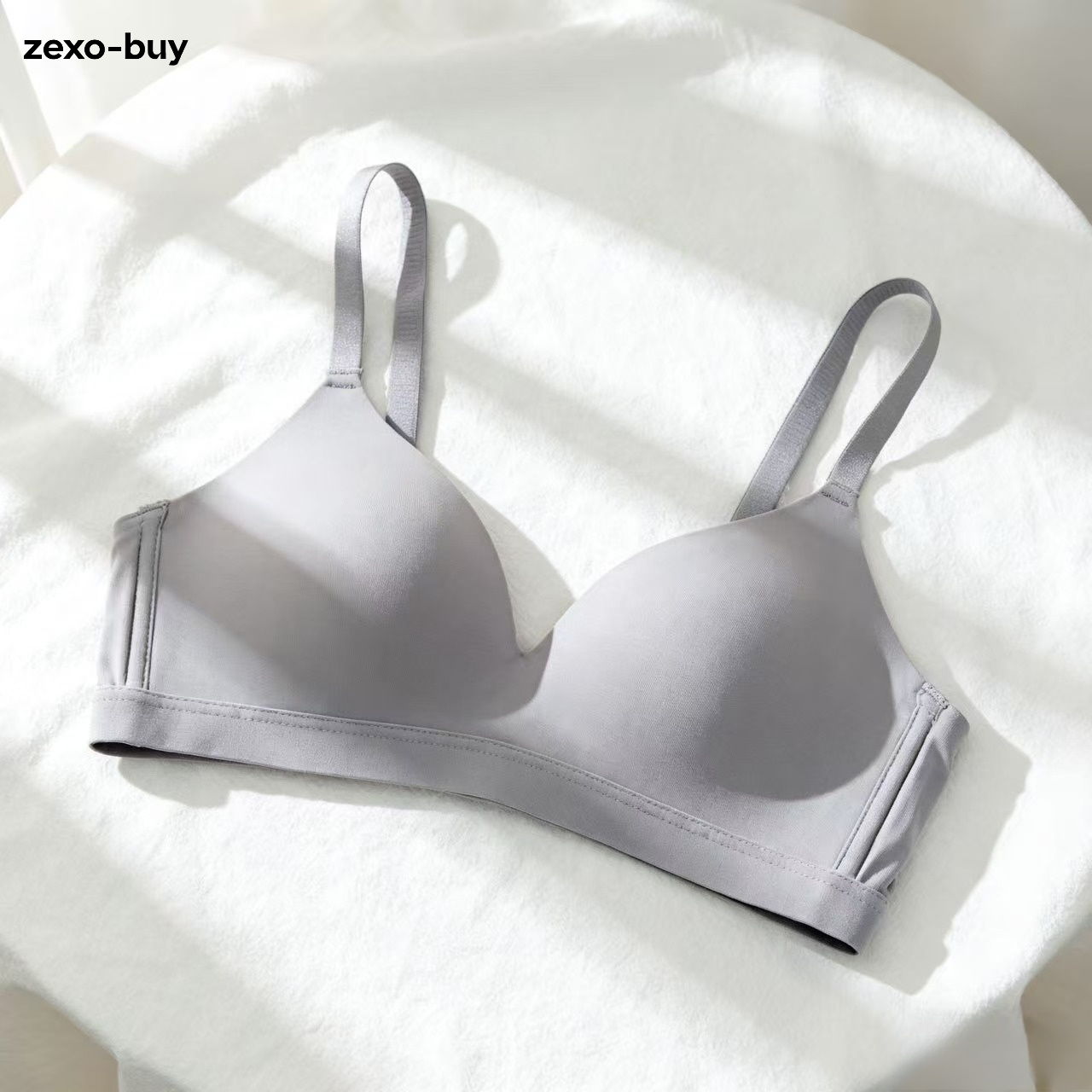 와이어 없는 브라는 작은 가슴을 더 크게 보이게 합니다.