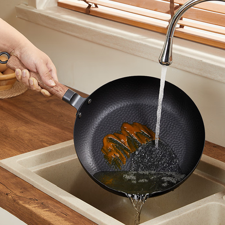 Beschichtungsfreie Bratpfanne mit Hammerschlag-Oberfläche