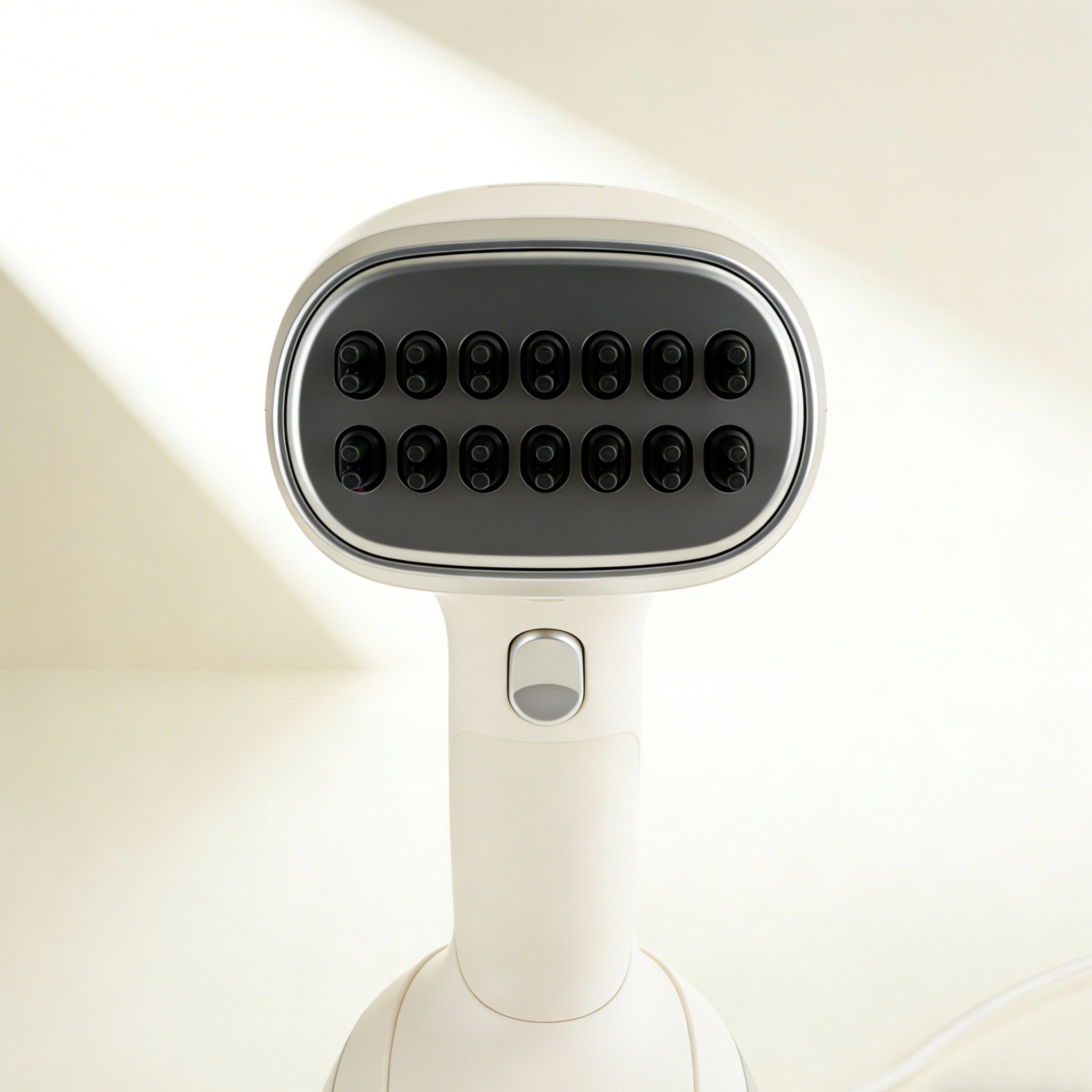 스팀 다리미로 옷 다림질하는 모습