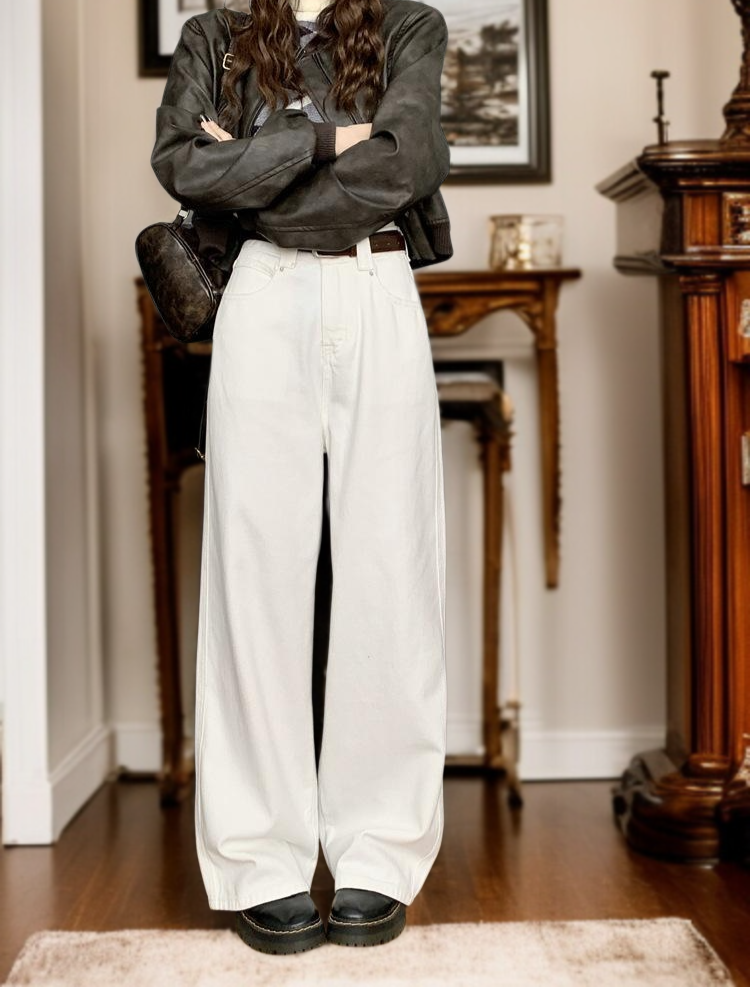 ストレートシルエットのホワイトジーンズ側面画像