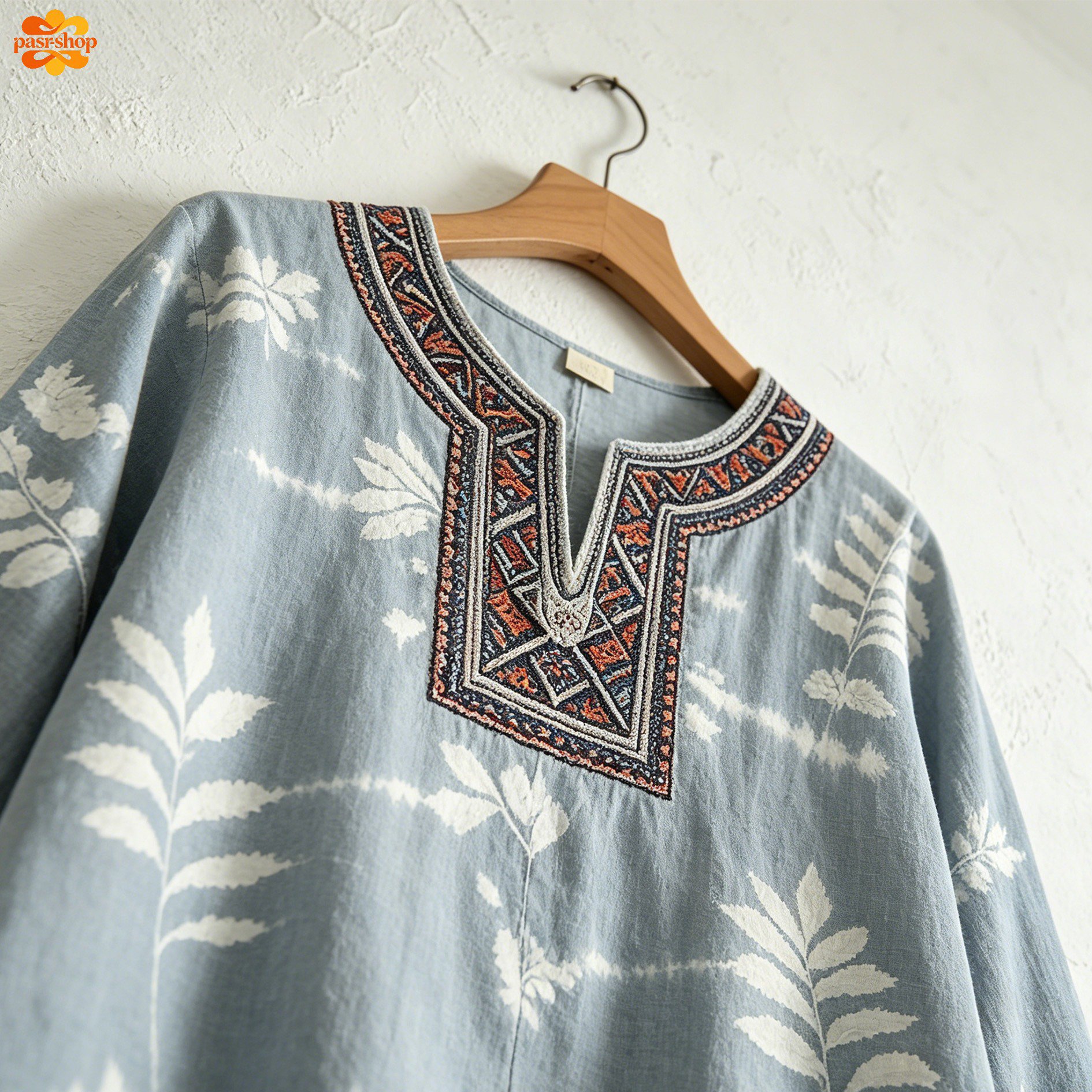 淺藍刺繡七分上衣正面展示