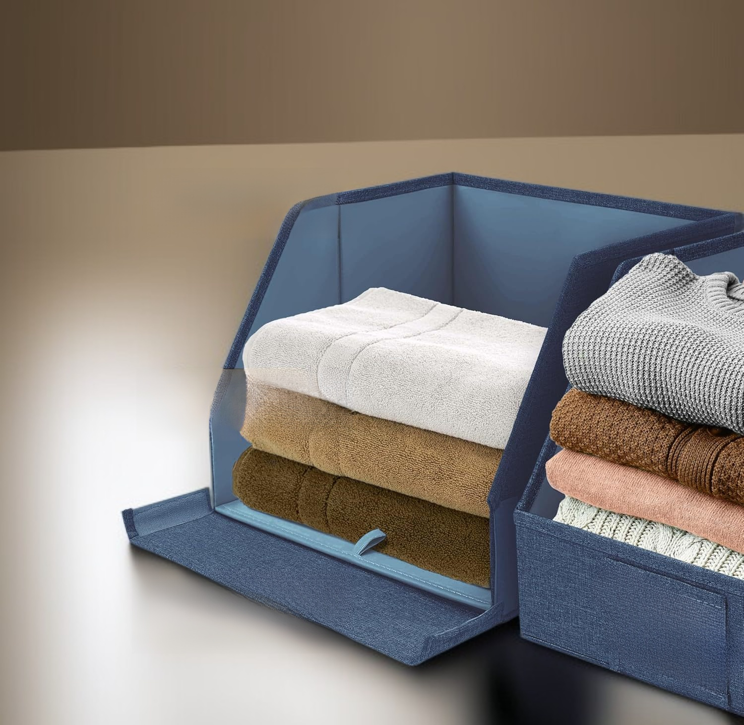 옷장에 정리된 오픈형 리넨 보관함