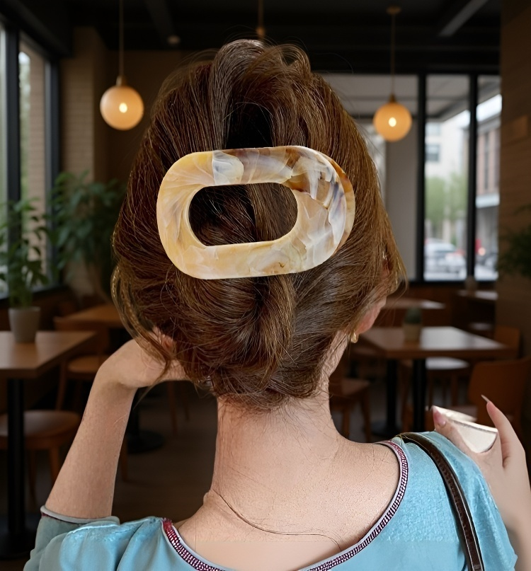 다양한 색상의 헤어 클립 모음