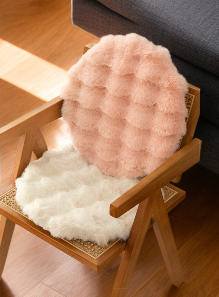 인테리어 데코로 활용한 원형 쿠션