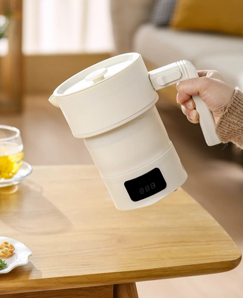 旅行バッグに入るコンパクトな電気ケトル