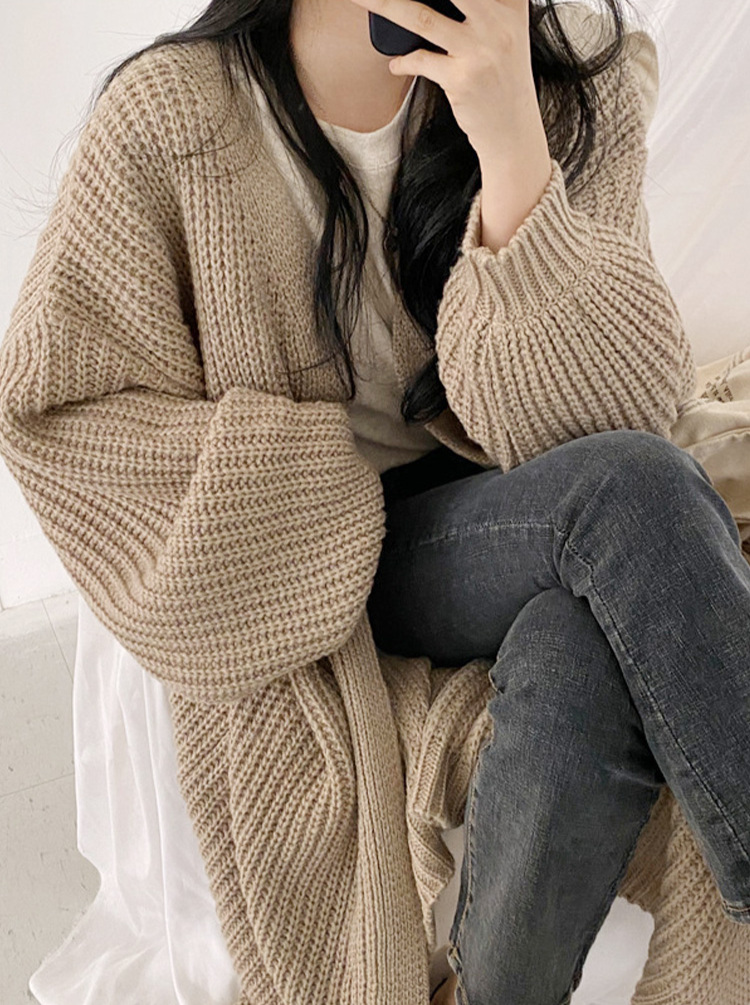 날씬해 보이는 롱 니트 카디건 전신샷