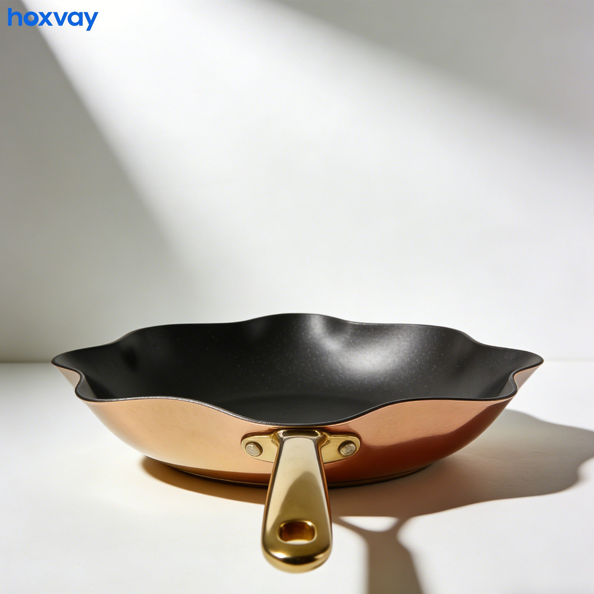 Non-stick frying pan cooking eggs easily