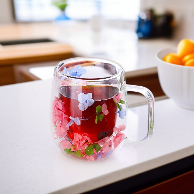 Taza artesanal de lava para café con flores secas