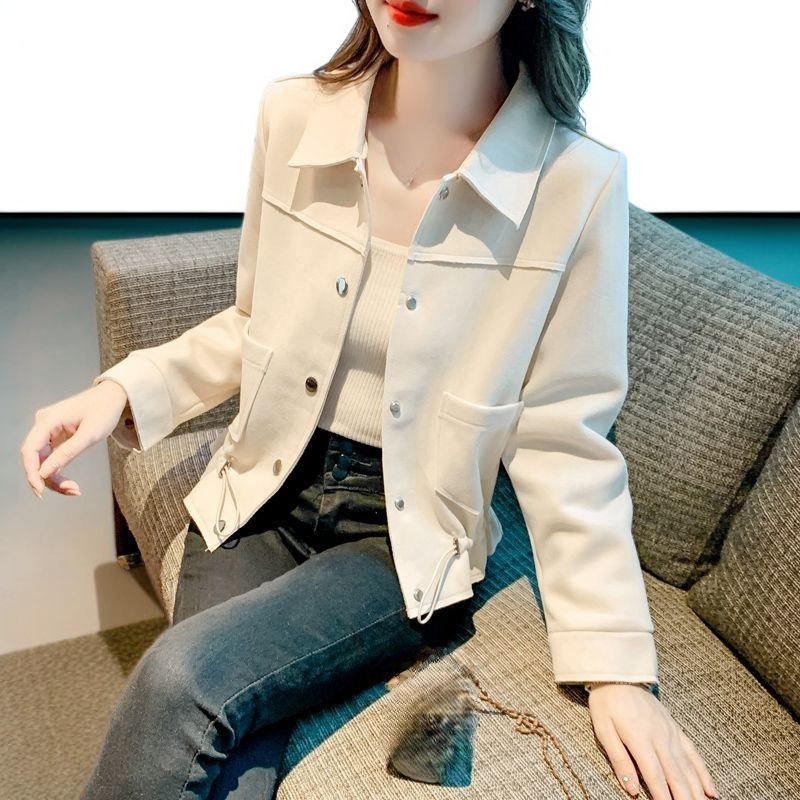 몸에 꼭 맞는 트렌치코트는 다재다능하고 세련된 캐주얼 재킷입니다.