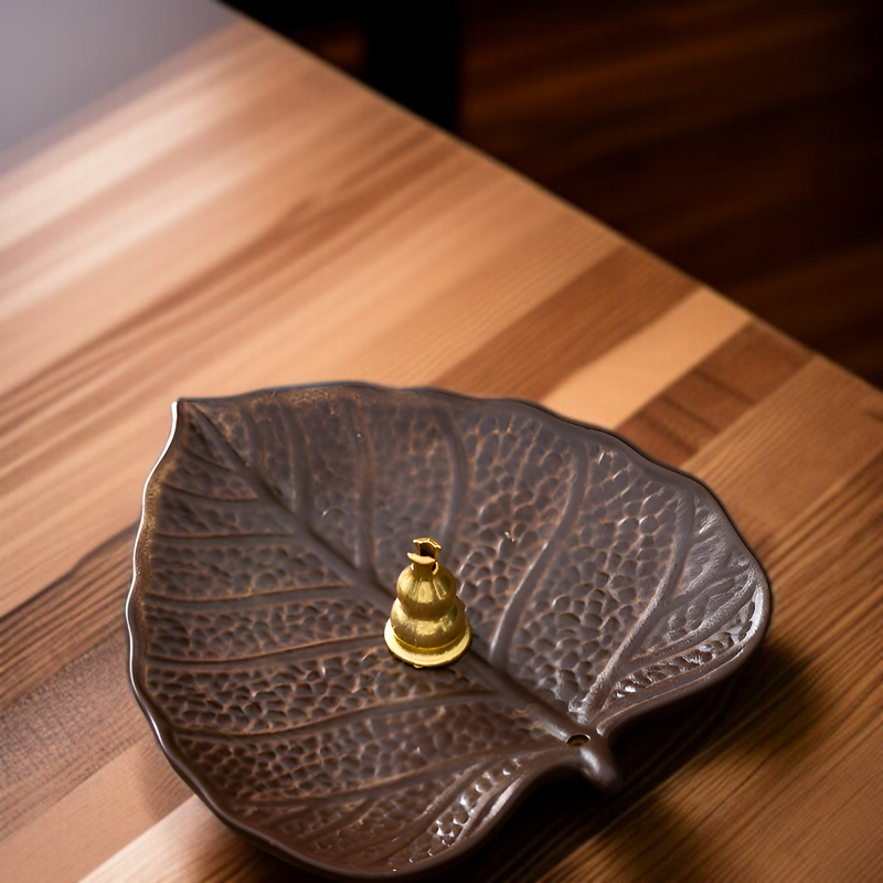 アンティーク調の菩提葉と銀杏の葉をあしらった、木目調で耐火性のある持ち運びに便利なミニ香炉です。