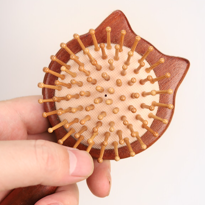 หวีนวดลมไม้จันทน์สำหรับลูกแมว